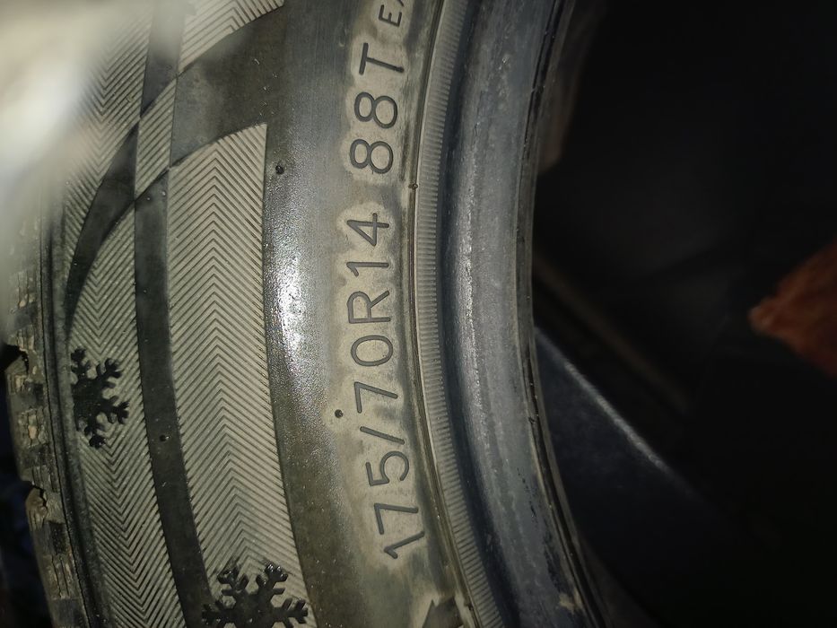 Продам комплект зимних покрышек.