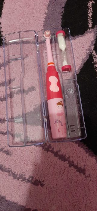 Електрическа четка за зъби за деца с три накрайника и две батерии