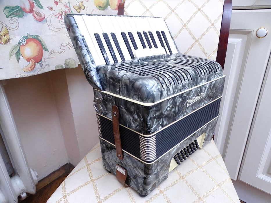 Много запазен стар акордеон Велтмайстер 40 баса