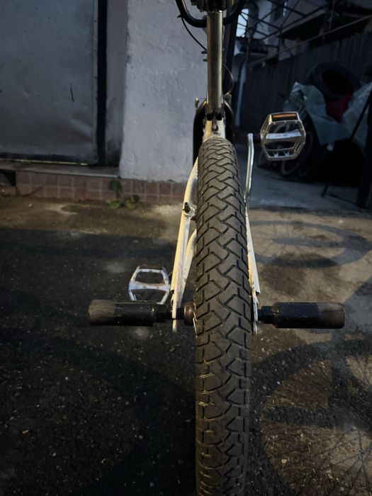 Vând BMX in 2 culori