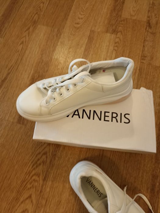 Продам кроссовки