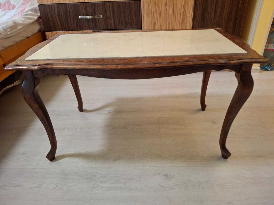 Продавам секция-400 лв. и масивна маса с мраморен плот-200 лв.