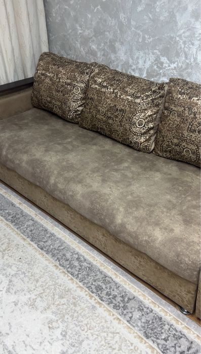 Угловой диван, можно использовать как прямой