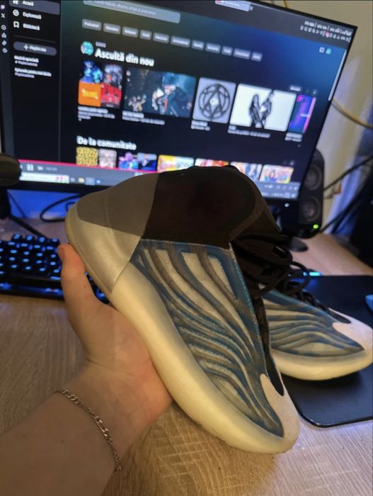 Adidas yezzy quantum