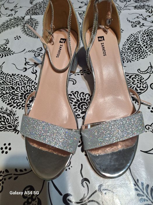 Нови сандали само пробвани