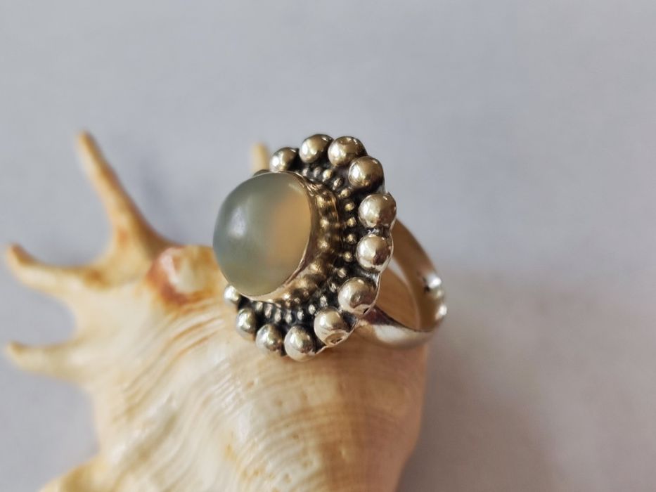 Сребърен пръстен с лунен камък