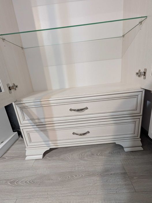 Vitrină mare Mobexpert gama Charme – 2 uși cu sticlă si 2 sertare