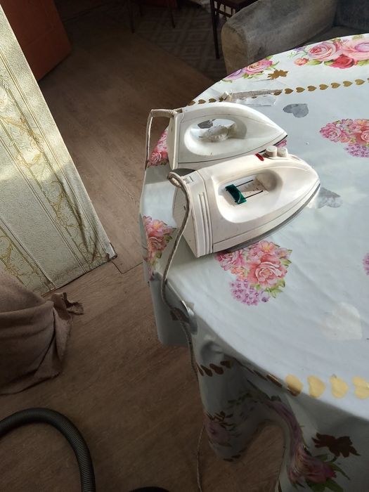Продам два утюга и два пылесоса