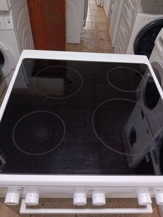 Свободно стояща печка с керамичен плот Бош Bosch с 2 години гаранция!