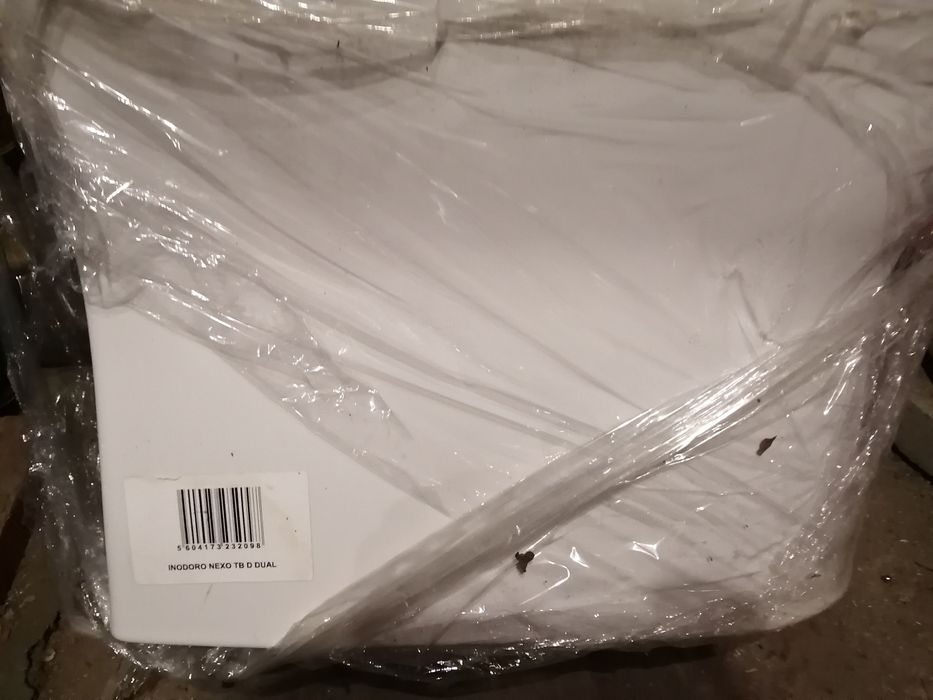 Чисто нова тоалетна чиния Рока