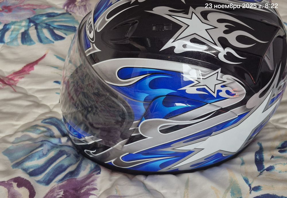 Продавам каска, много запазена!