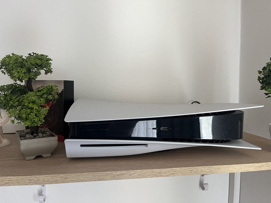 Playstation 5 + plus 2 manete + statie de incarcare