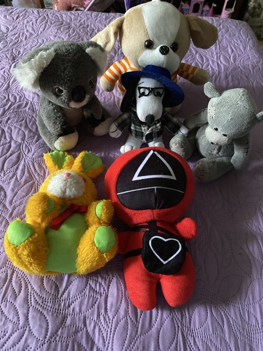 Мягкие игрушки разные.