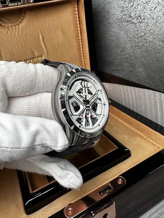 Часовник Roger Dubuis