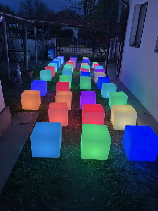 Cuburi luminoase LED RGBW pentru evenimente.