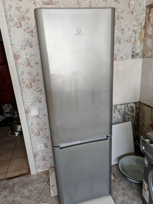 Холодильник Indesit