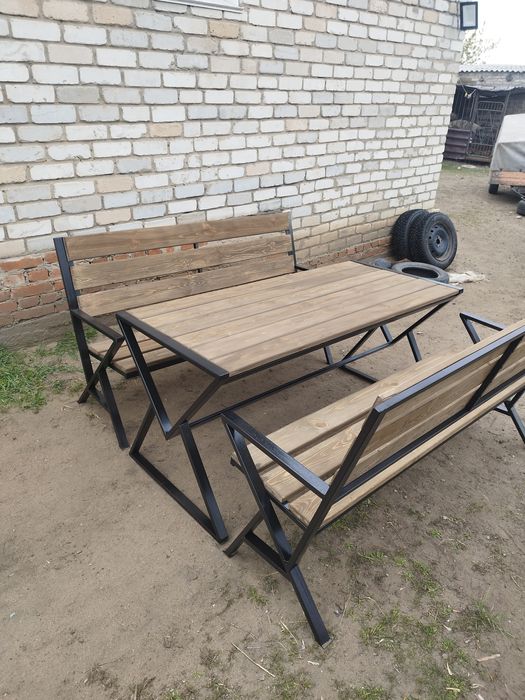 Стол и лавочки .