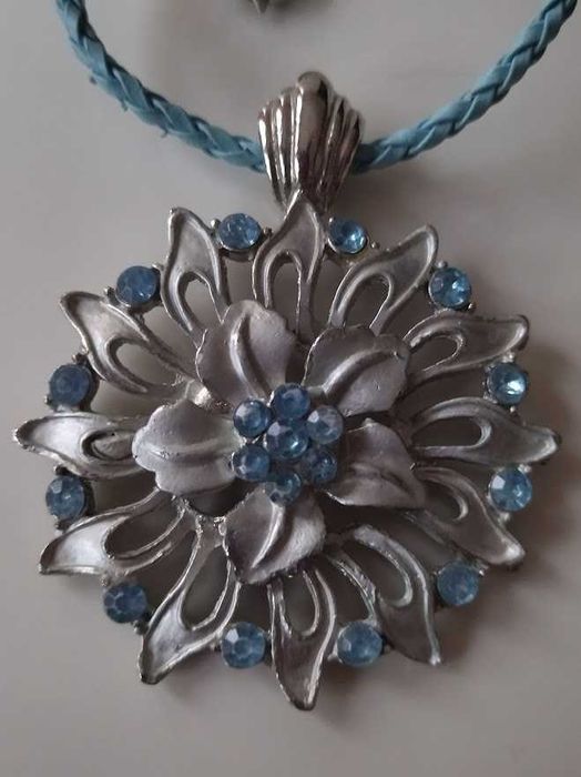 Сребристо колие с камъни