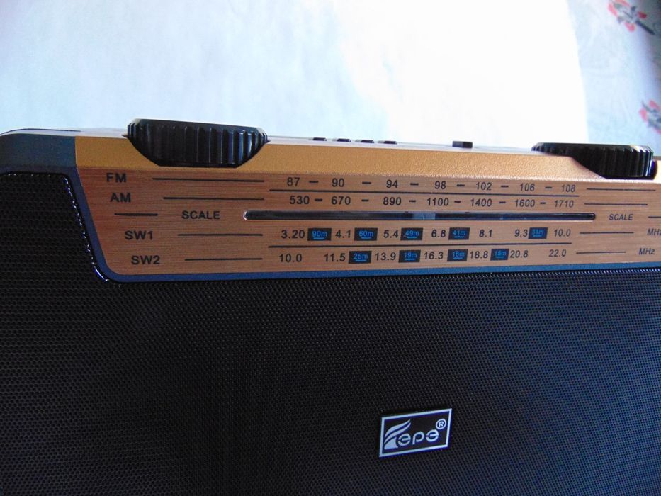 Aparat radio powerbank cu redare muzica prin  bluetooth . Usb  și card microSD