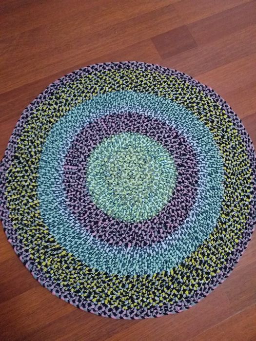 Круглый коврик ручной работы.