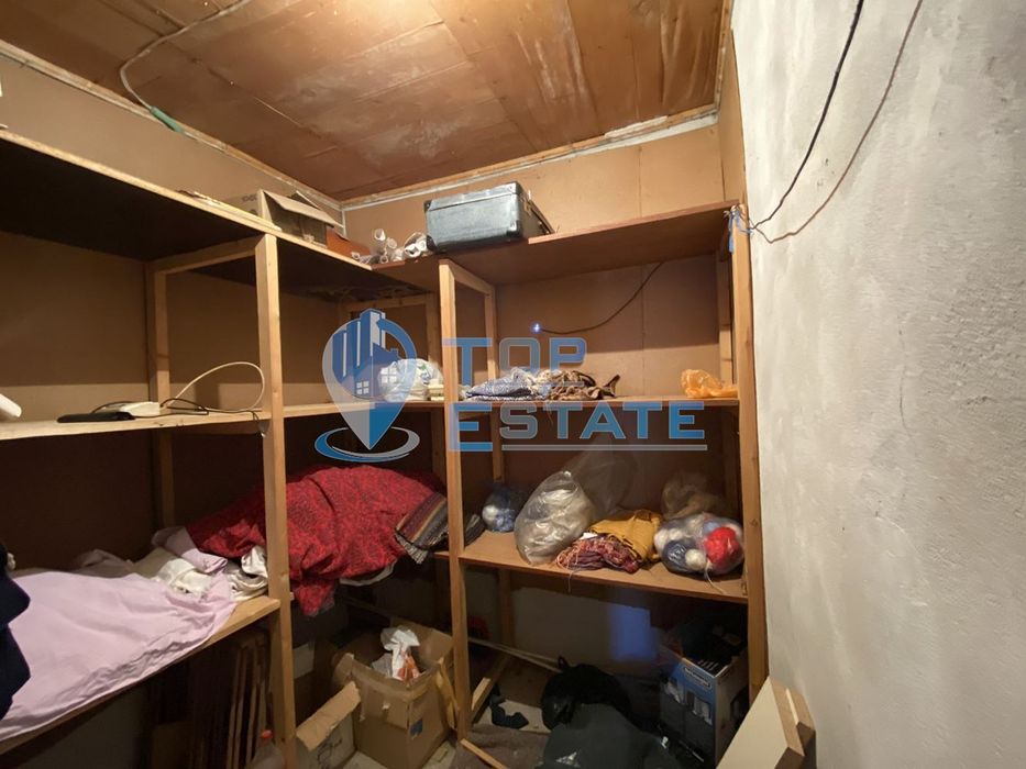 Тухлена къща с помещения за заведение и хранителен магазин в с. Нова