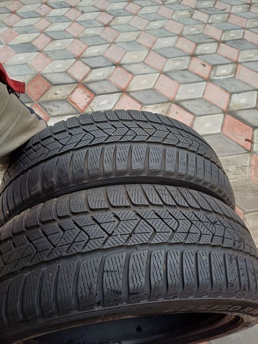 Vând 2 anvelope de iarna 225 50 r18 PIRELLI  foarte bune