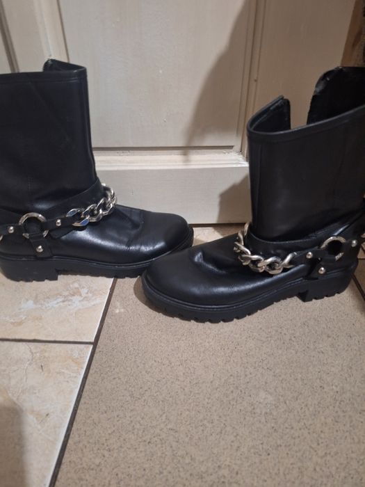 Ghete Guess folosite prea puțin!