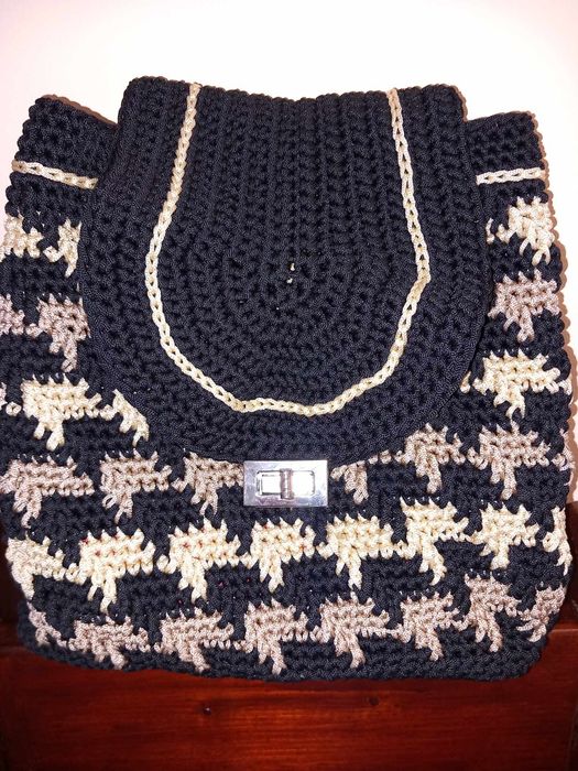 Accesorii handmade : posete , papuci etc