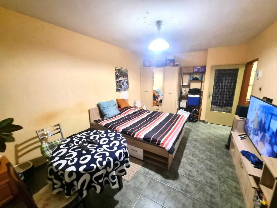 Продава се просторна гарсониера – кв. Младост 1