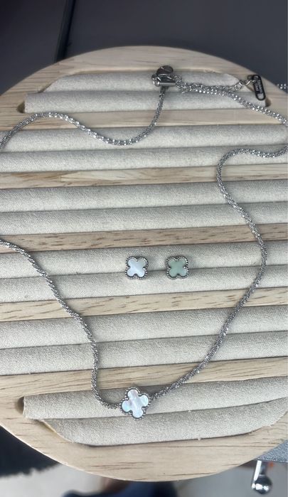 Комплект обеци и колие