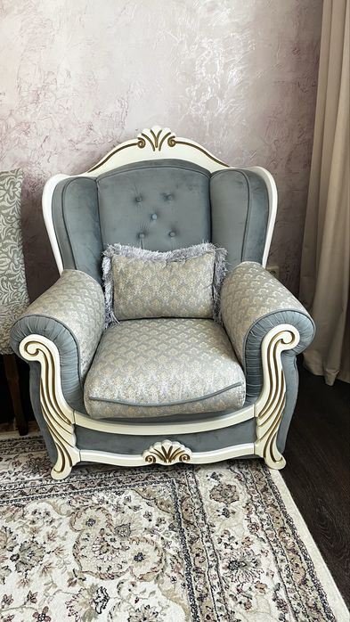 Продам диван с двумя маленькими
