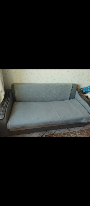 Продам диван с 4 подушками в хорошем состоянии