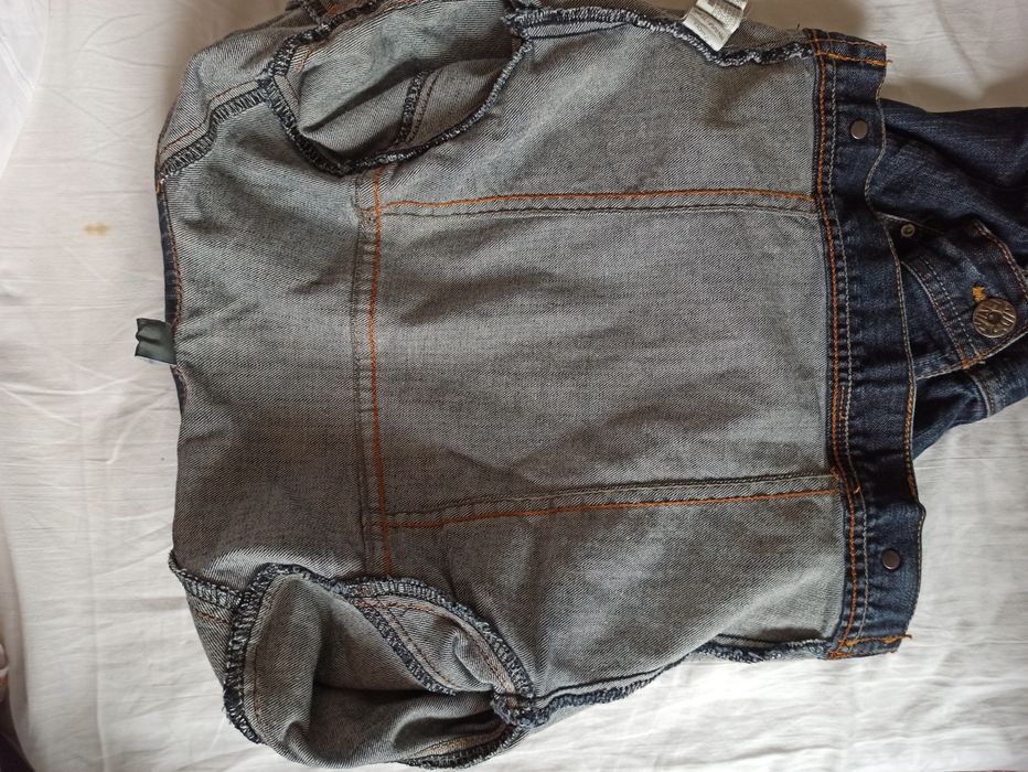 Geacă blugi ZARA; vestă roșie denim