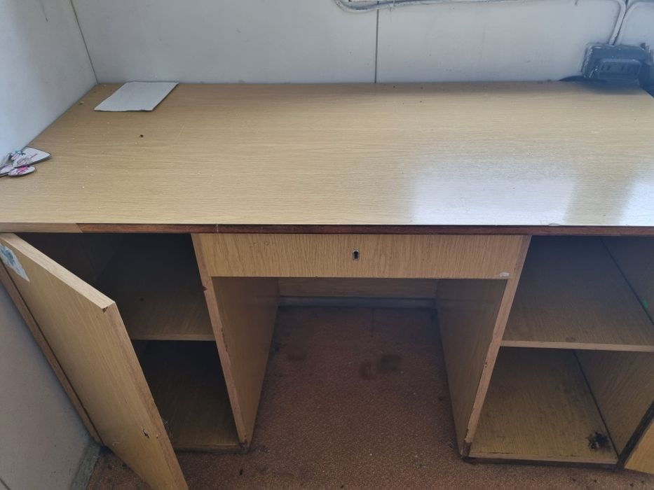 Продавам мебели-шкафове ,бюра,маси,дивани,фотьойли,табуретки и др.