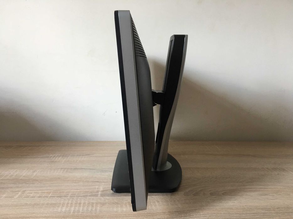 Монитор Dell UltraSharp U2312HM + Оригинален саундбар Dell AX510