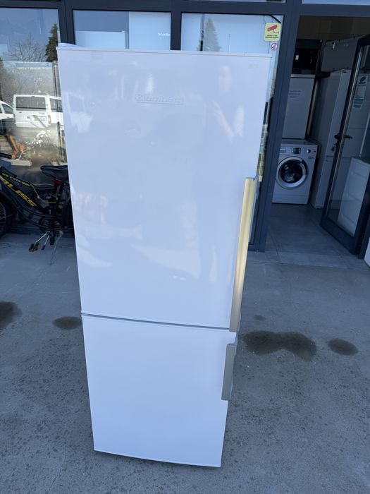 Хладилник с фризер 151см
