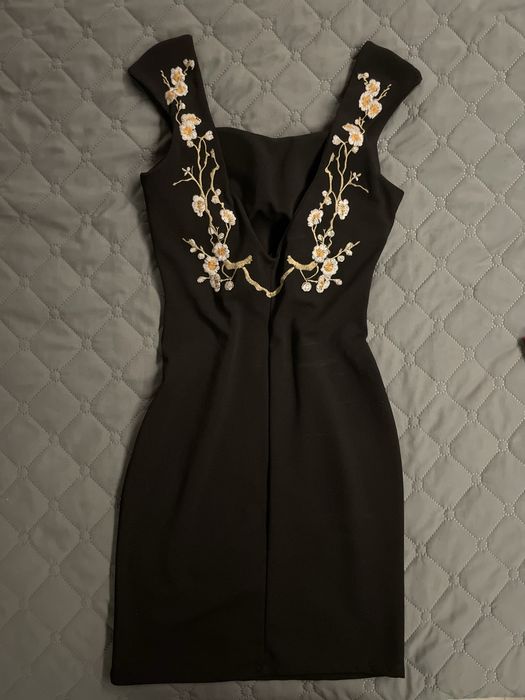 Черна рокля с ефектен гръб