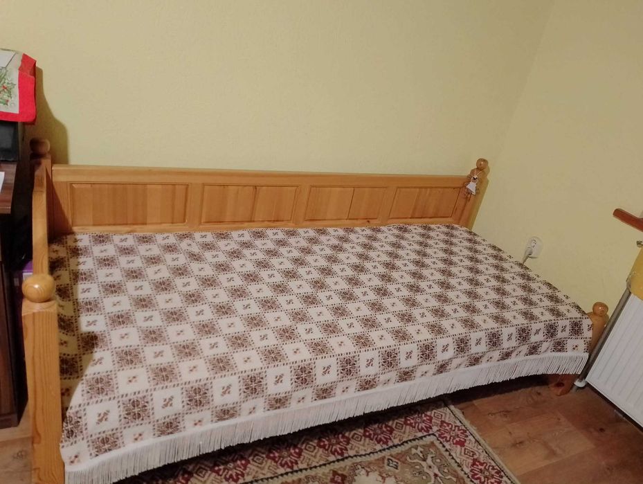 Единично легло от масивно дърво с подматрачна рамка и матрак