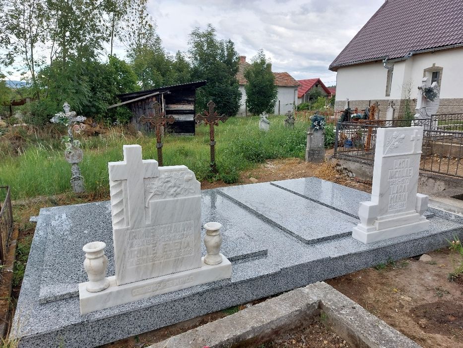 Executam placari monumente funerare