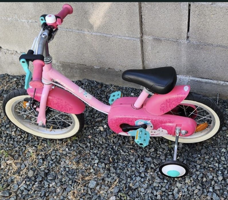 Bicicleta roz de copii cu roți ajutatoare