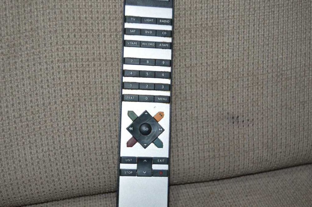 Telecomandă originală Bang & Olufsen Beo4 | Display perfect, carcasă aluminiu
