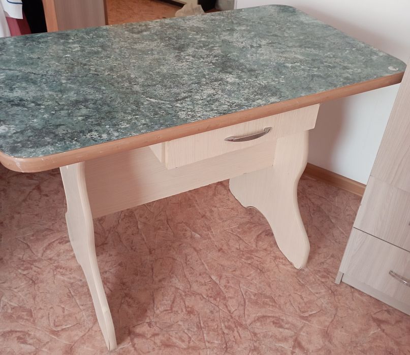 Продам стол   в нормальном состоянии