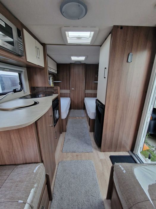 Rulota Venus 550 2016 | 4 locuri | 2 Zone| Paturi separate | Mover | Cort mare |