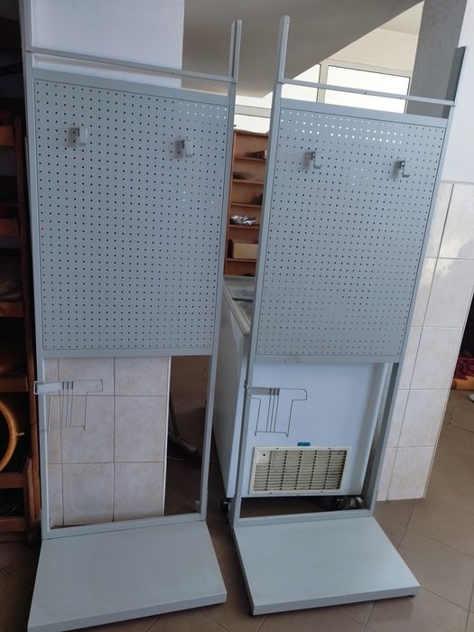 Метални стелажи (стойки) с крачета.