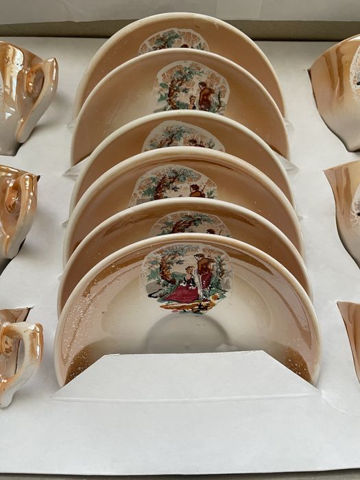 Красиво изрисуван сервиз за кафе!