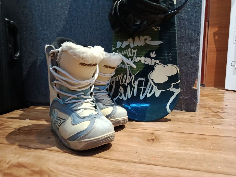 Сноуборд с креплениями и ботинки