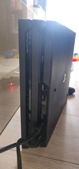 Продавам PlayStation 4 Pro