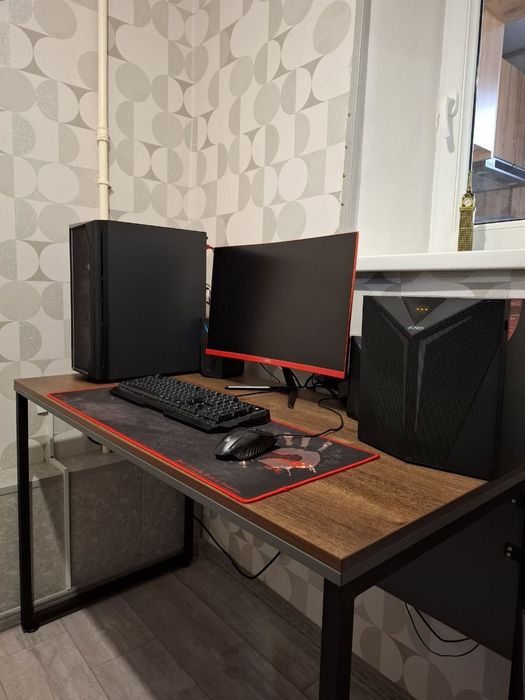 Компьютер, колонки, стол