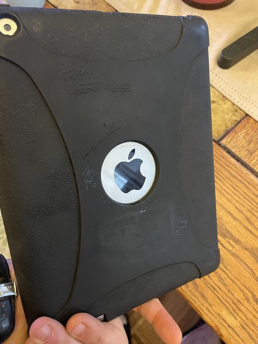 Ipad 2gr  3 броя със кейсове към тях.