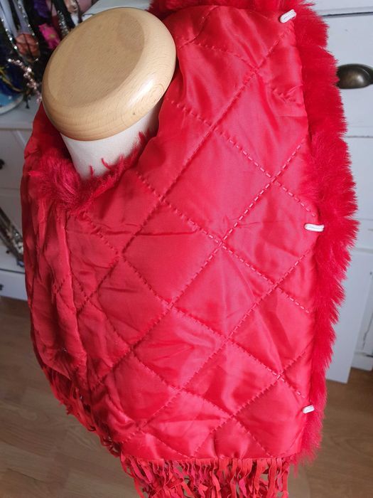 Vesta rosie din blană artificiala foarte, foarte moale varsta 5+